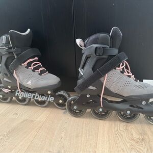 Gray and Pink Athletic Shoes for Dynamic Performance